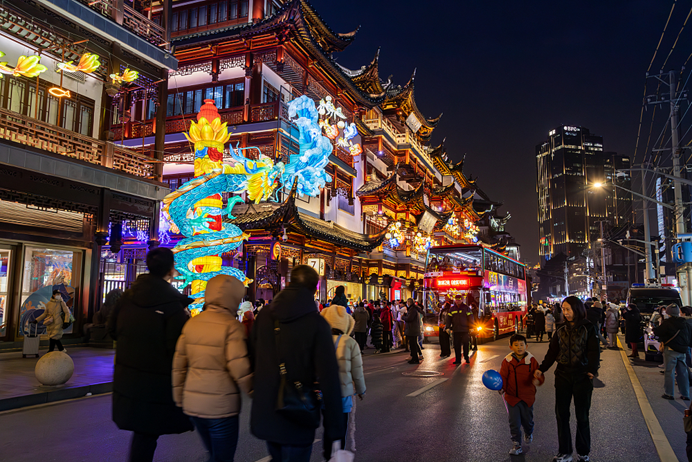 2024年2月7日,上海豫园灯会流光溢彩,众多市民和游客前来赏灯.