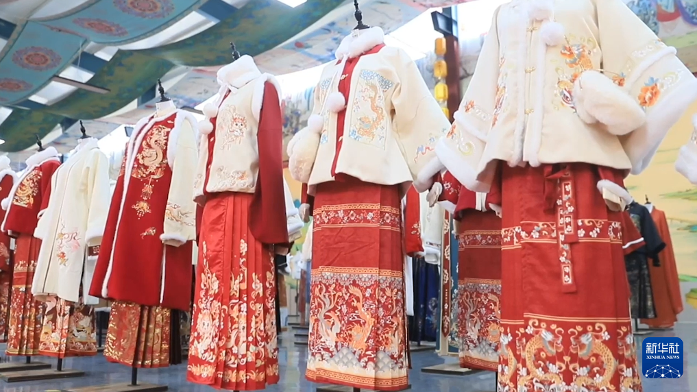 图为山东菏泽曹县大集镇展示的汉服拜年服.