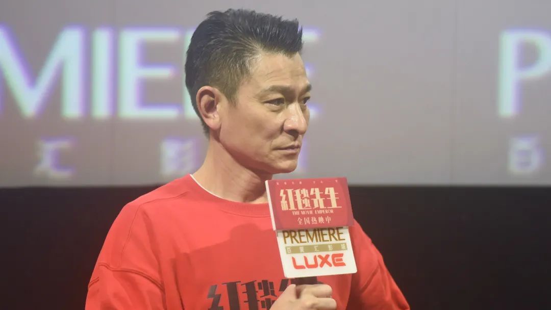 一看《红毯先生》的时候,我联想到的是1990年代末的两部美国电影.