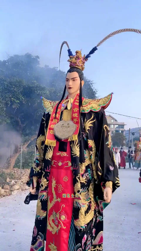 福建游神好震撼，据说这还是财神爷的儿子，有钱又有颜！|福建省_新浪新闻