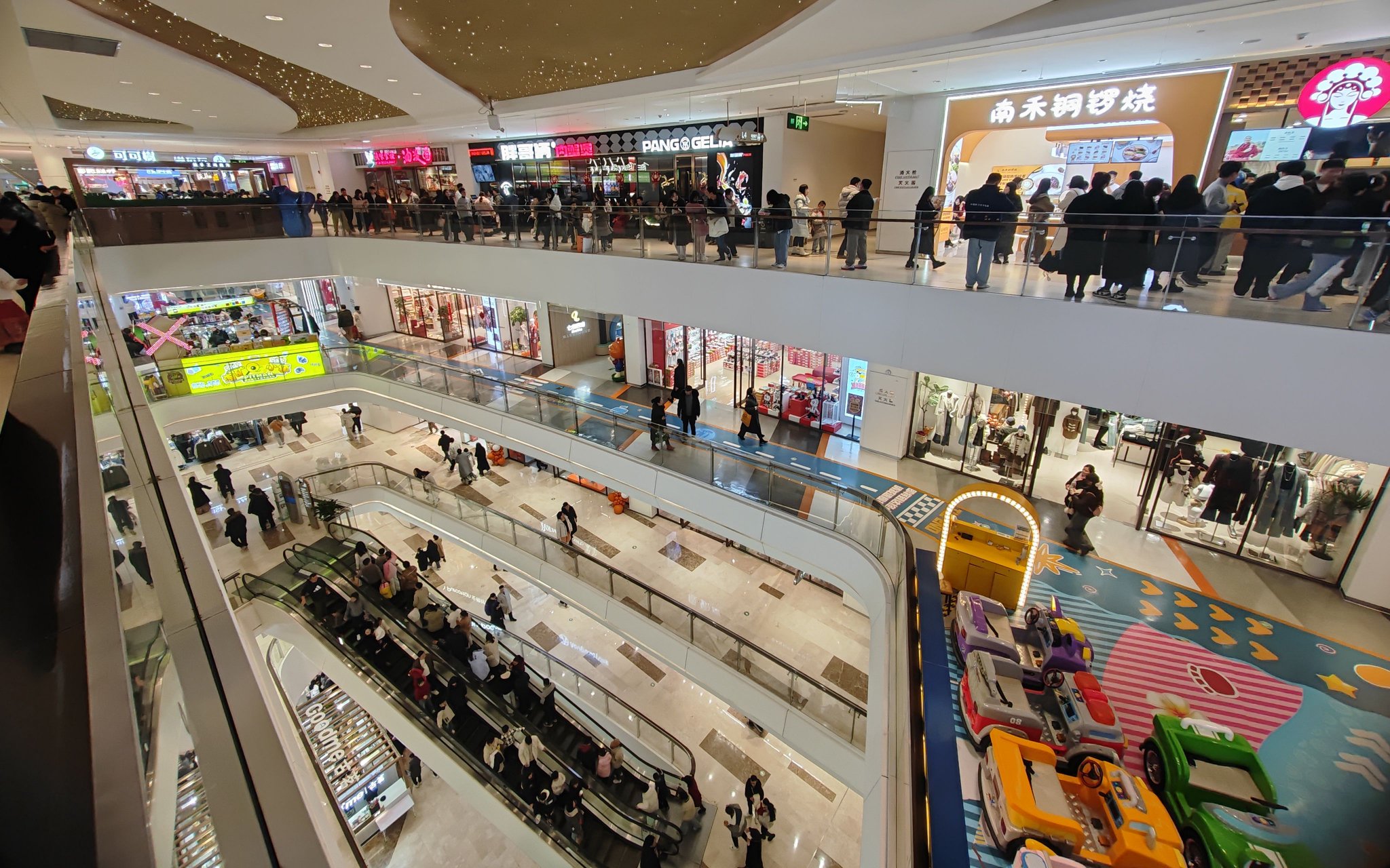 好天气护航，城乡“双向奔赴”推动中小城市春节假期烟火经济繁荣