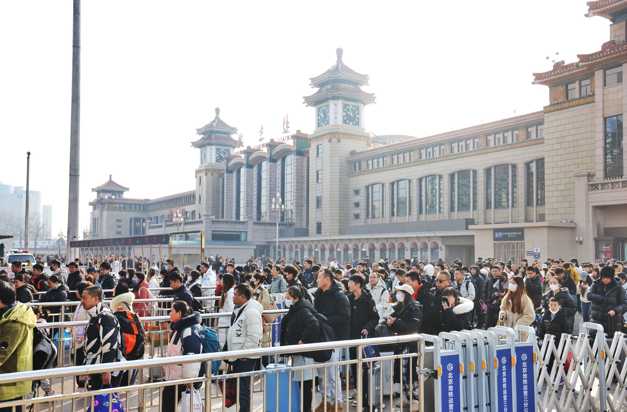 北京站迎来返程大客流，地铁进站口前排起长队
