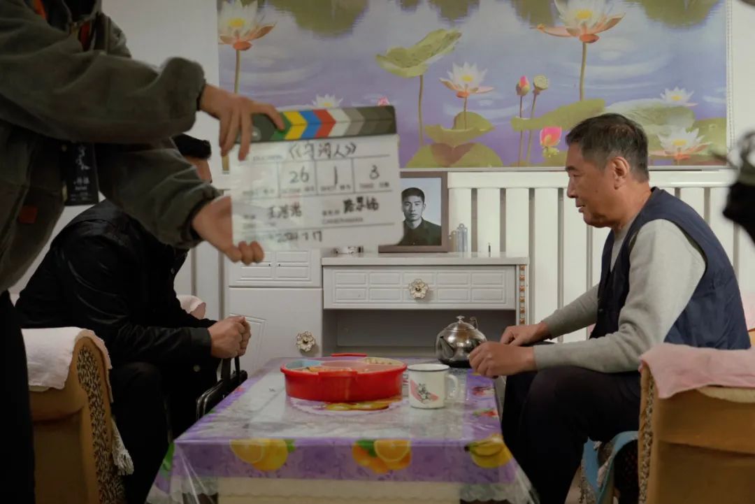 在孙子杨小光和张民的努力下,老杨放下芥蒂,继续做起了羊皮筏子.