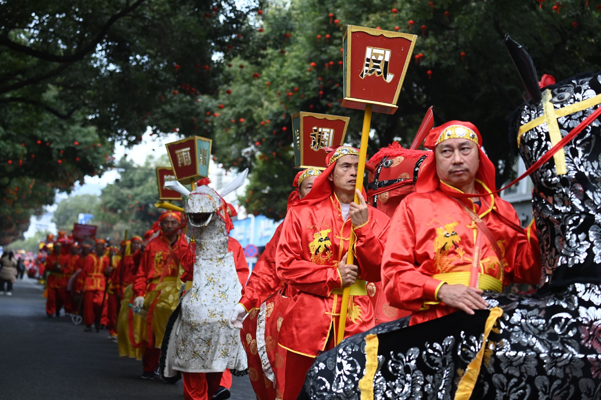 竹马灯舞踏街民俗展示. 曾嵘峰 图