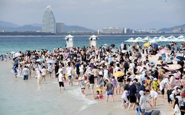 2月4日，游客在海南省三亚市蜈支洲岛旅游区戏水 新华社记者 赵颖全 摄