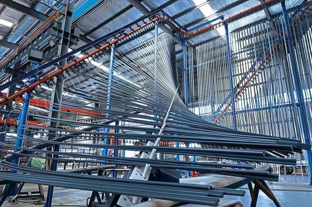 "一个店就夫妻两人,楼下是门面,楼上就是床板,白天忙着送货安装,晚上