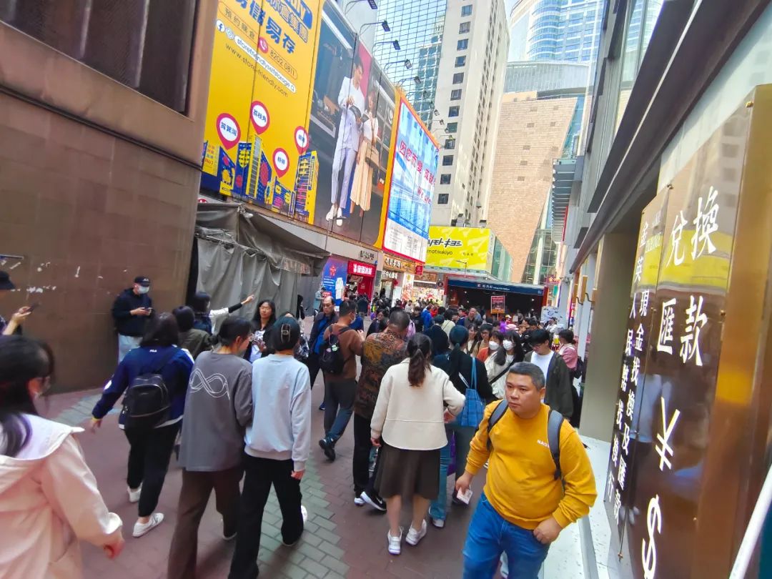 大年初五香港街头人潮涌动