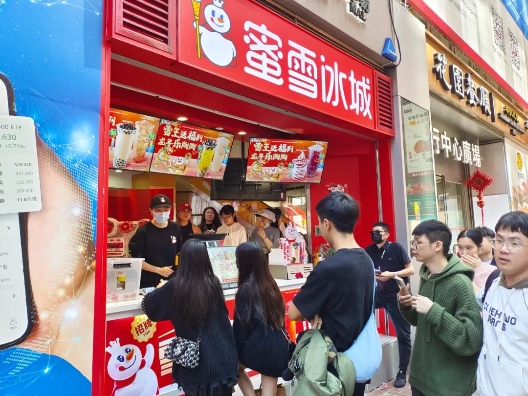 香港旺角蜜雪冰城门店前消费者排队购买