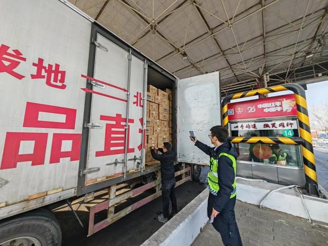 西红门主站进行鲜活农产品运输车辆查验放行/记者拍摄