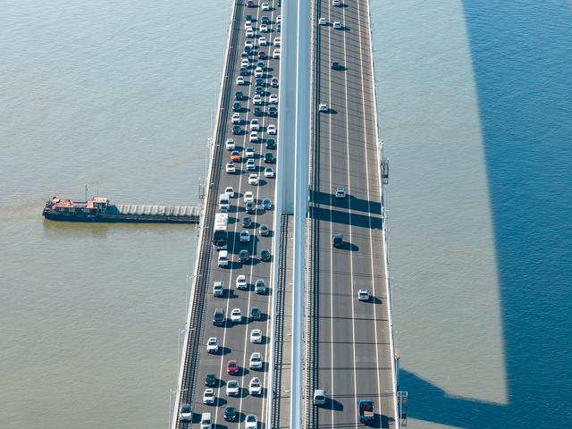 2024年2月16日,南京江心洲长江大桥上的返程车流.视觉中国 图