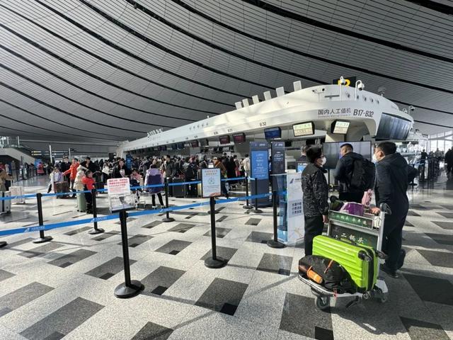 大兴机场南航值机柜台/记者拍摄