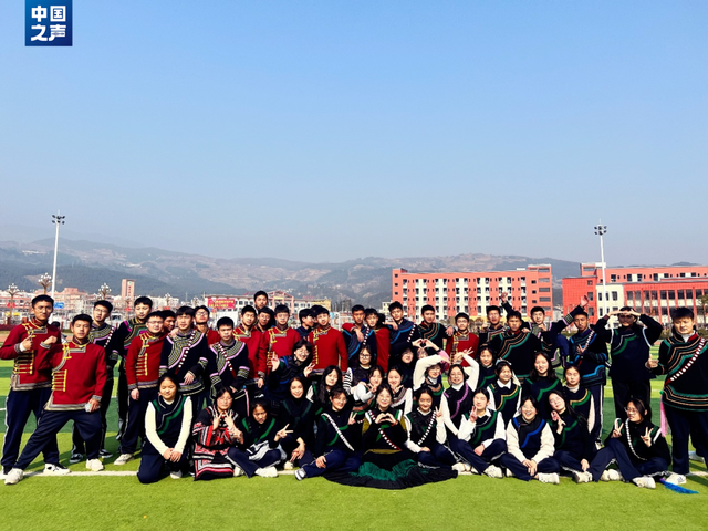 推迟婚期的支教老师回家了!她还有一个好消息|中学__