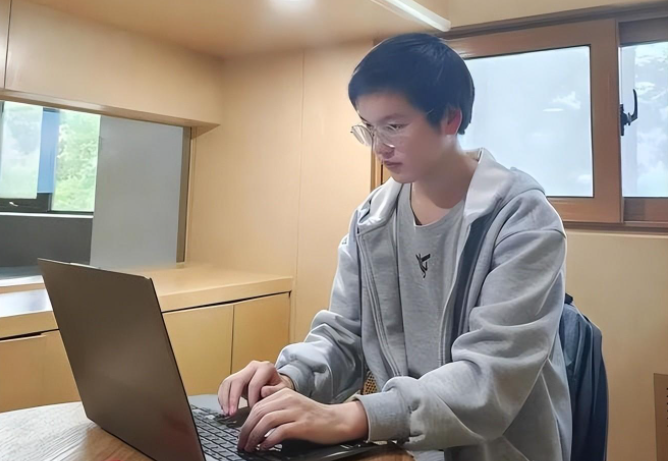 高考713分的搬砖男孩,曾被嘲"考入清华也没用",如今了