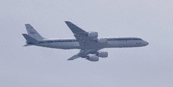 NASA飞机低空通过台上空并在军用机场触地重飞，岛内网友讽：这次不发警报？|NASA