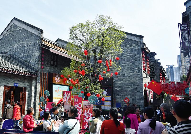 2月16日,邕州古城·三街两巷历史文化街区人潮涌动,热闹非凡.