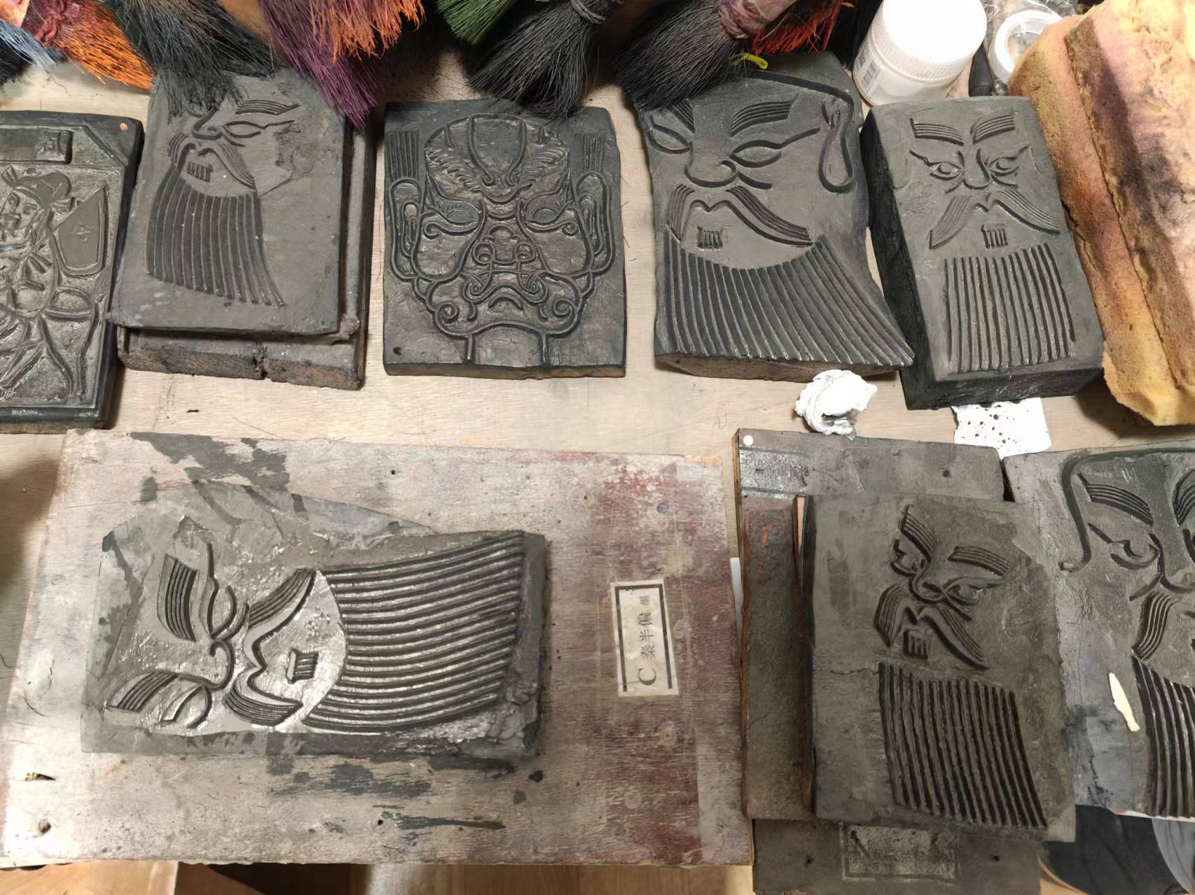 忠良美作坊的刻版师彭国雄第一次看到陆显中收集的民国老雕版时,惊叹