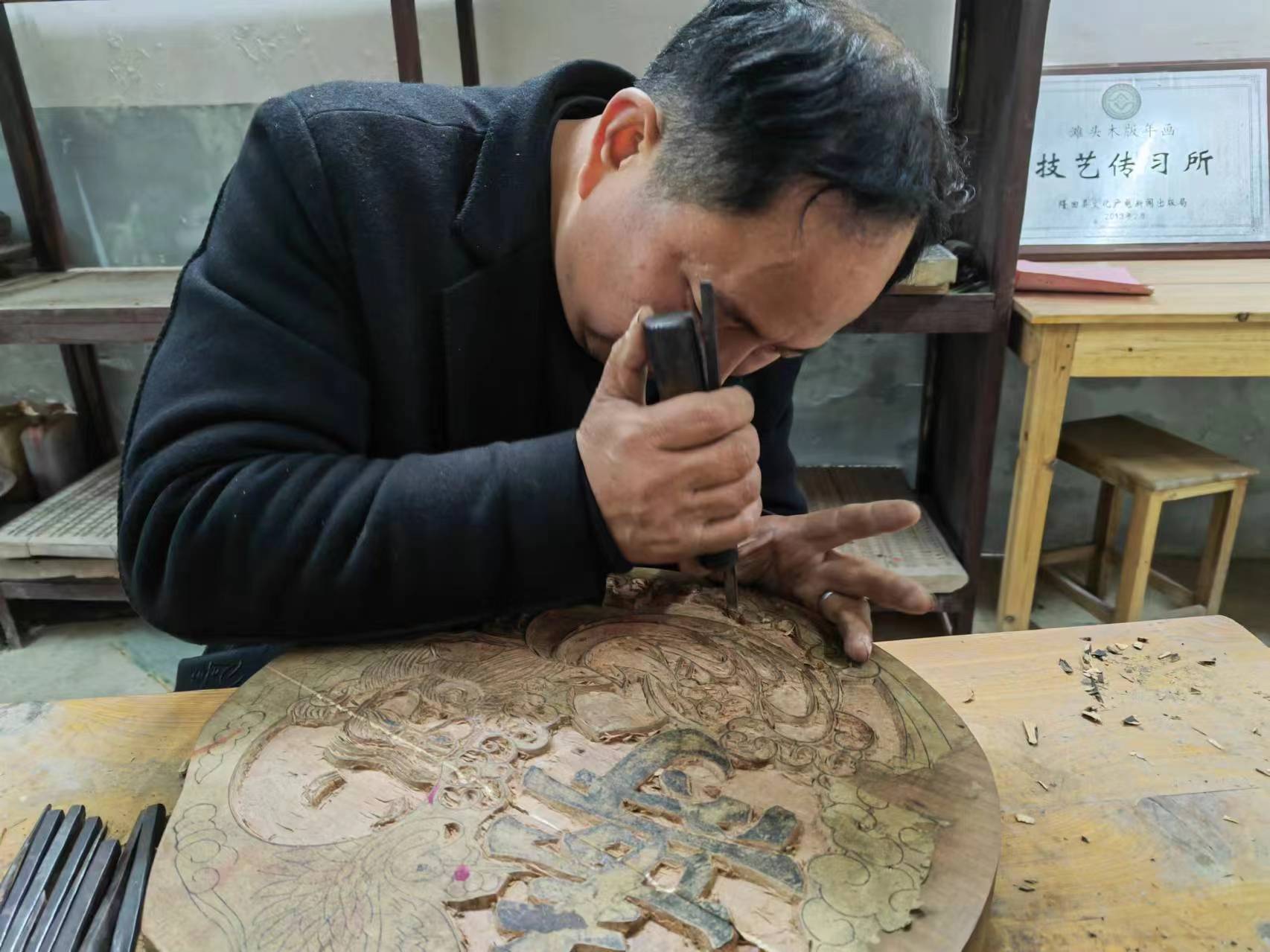 刘国利展示雕刻技艺.