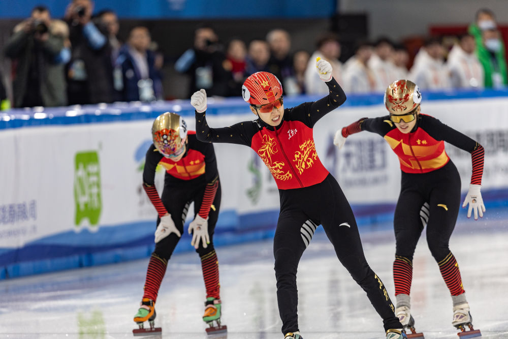 黑龙江队选手臧一泽（中）夺冠后庆祝。 新华社记者 黄伟 图