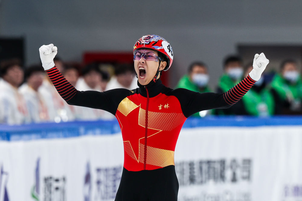 吉林队选手孙龙冲线后庆祝胜利。 新华社记者 李博 图