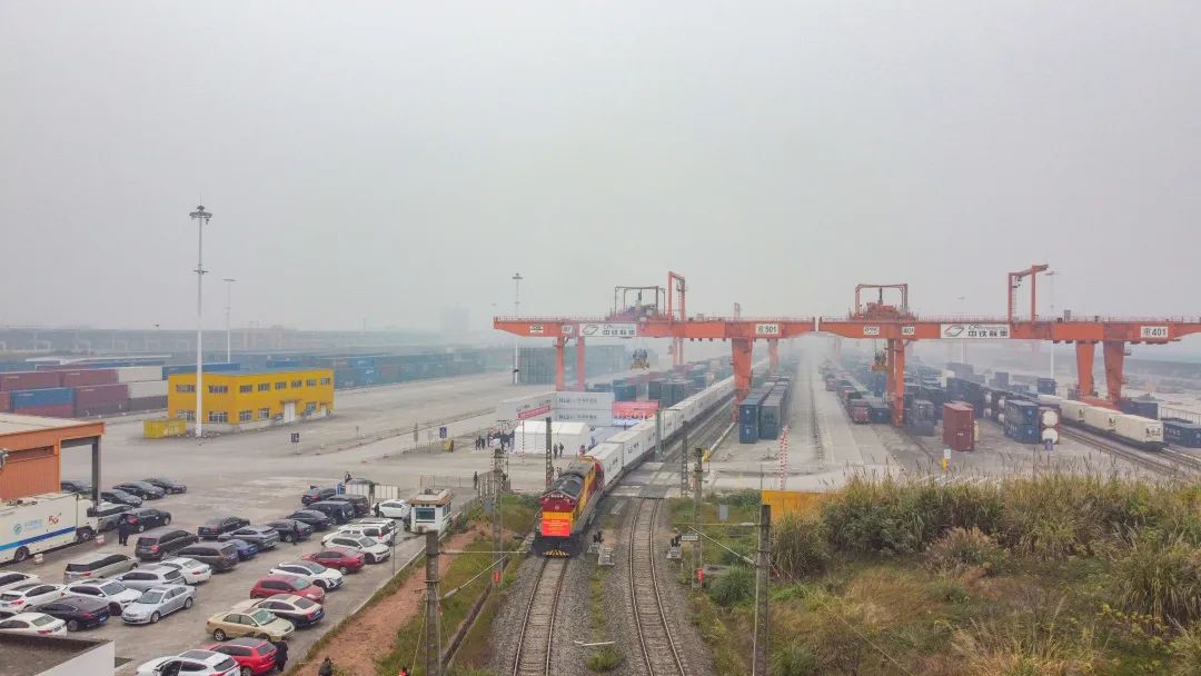 陆海新通道(中国重庆—老挝万象—泰国曼谷)跨境铁路班列.
