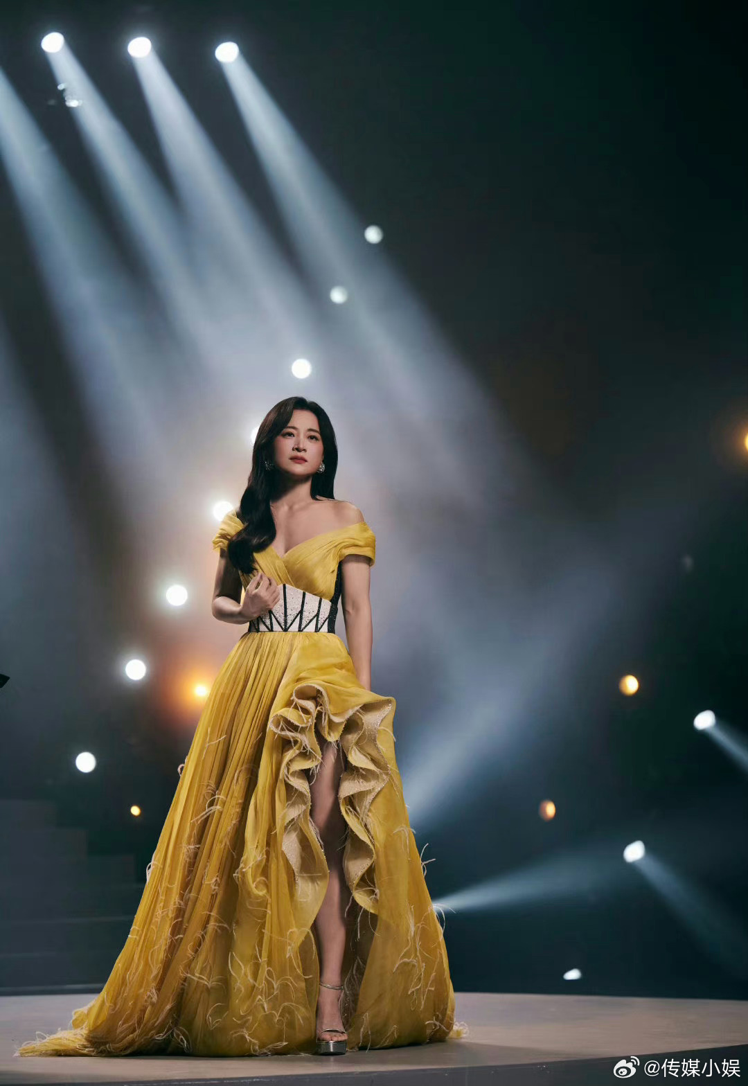 啊啊啊啊啊啊啊贾玲大波浪长发晚礼服造型好美啊！|大波浪|贾玲|晚礼服_新浪新闻