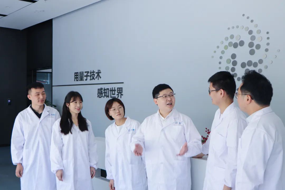 国仪量子科研人员正在讨论产品研发工作.唐皓然 摄(资料图)