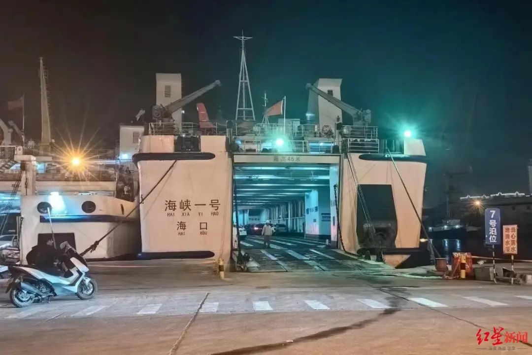 海南出岛一票难求:有人凌晨4点去排队,有人搭上所有年假|海南省|红星新闻|海口市|港口|小汽车_新浪新闻