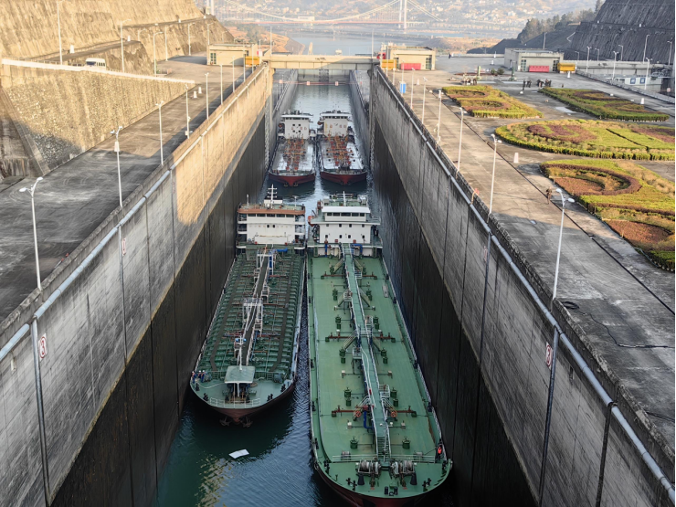 船舶有序通过三峡船闸.摄影:李新宇