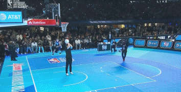 麦克朗的扣篮需要摄影机回放才能看清。