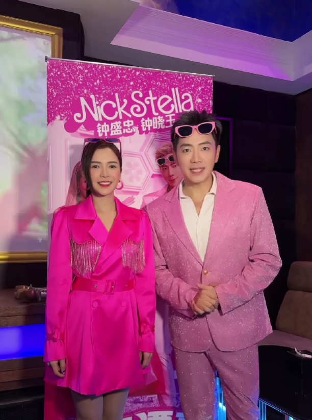 钟盛忠(右)与妹妹钟晓玉宣传贺岁专辑