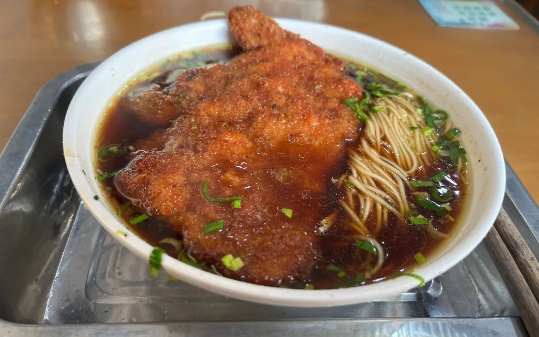 一份刚出锅的大排红油面.新京报记者 冯雨昕 摄