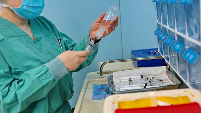 麻醉医生正在进行术前准备麻醉用药.视觉中国 资料图