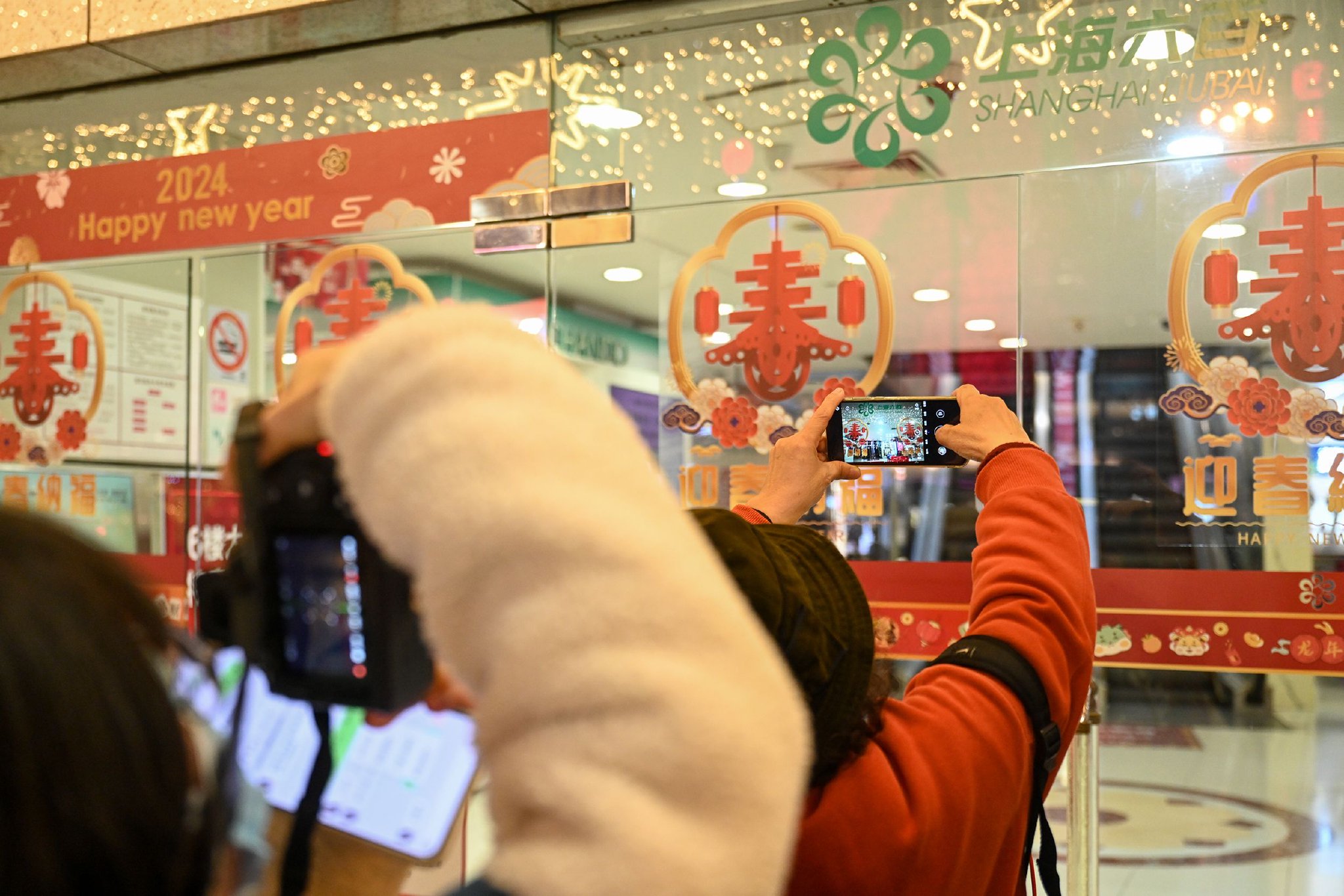 六百闭店后，顾客用手机拍摄店内场景。