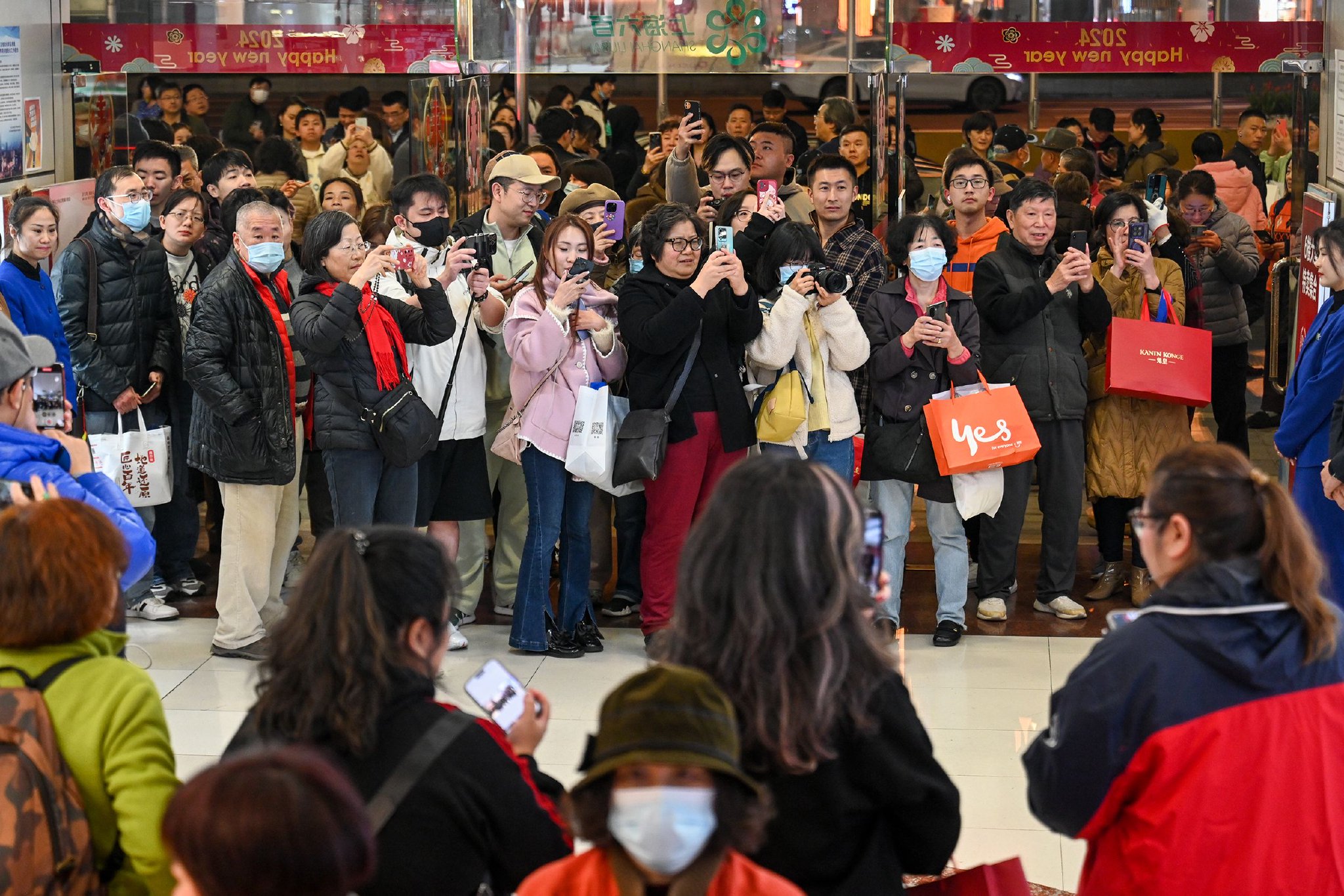 2024年2月18日，上海六百，众多市民和顾客拿着手机或相机，记录六百的闭店时刻。本文图片均为 澎湃新闻记者 朱伟辉 摄
