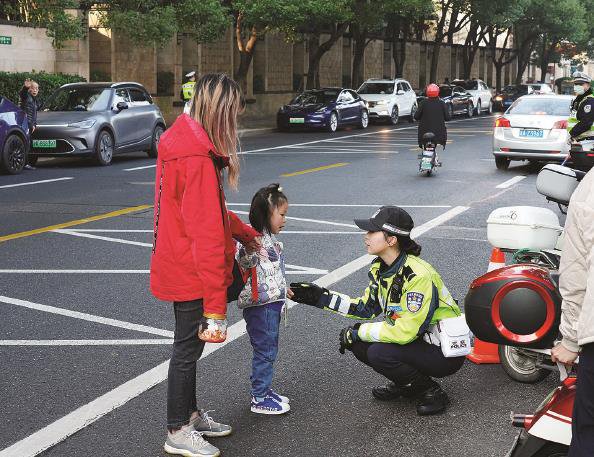 在浦东交警指挥下,今早东方尚博幼儿园门口交通秩序井然 本报记者 张
