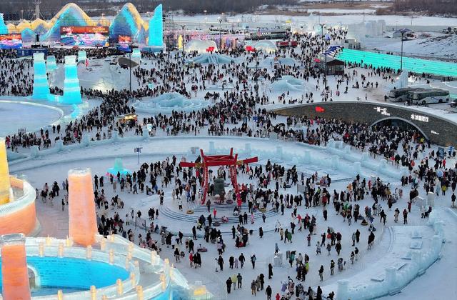 2024年2月15日，哈尔滨冰雪大世界游人如织。视觉中国 图