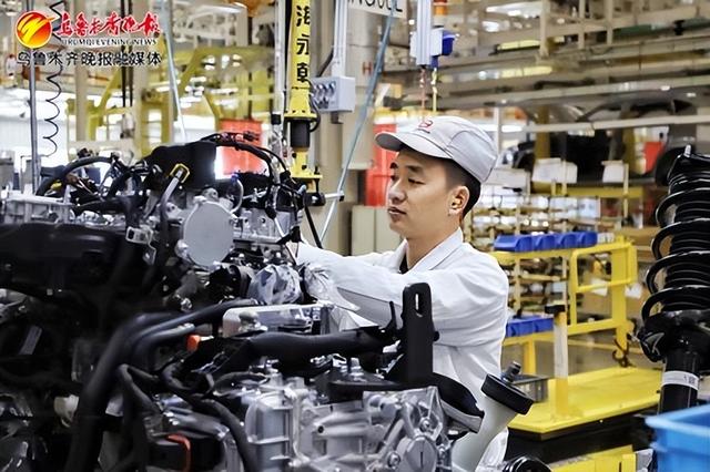 　　 2月18日，在广汽乘用车有限公司新疆分公司的生产车间，工人正在组装汽车。记者唐红梅摄