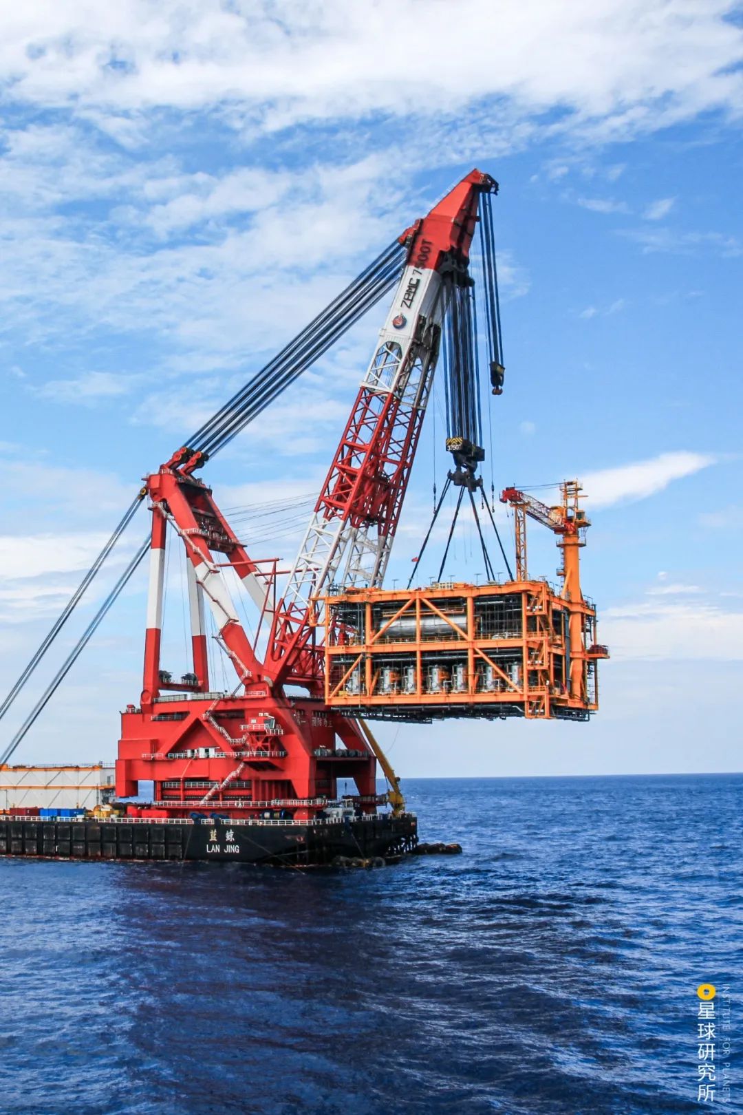 世界最大单臂起重船"蓝鲸号"正在吊装作业,图片来源@中国海油拖引和