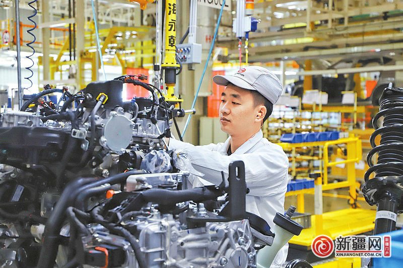 2月18日，在广汽乘用车有限公司新疆分公司的生产车间，工人正在组装汽车。（全媒体记者唐红梅摄）