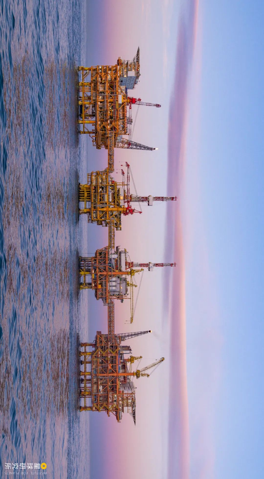 海洋油气生产设备组成海面上的一道靓丽风景线,摄影师@宫瑞卿