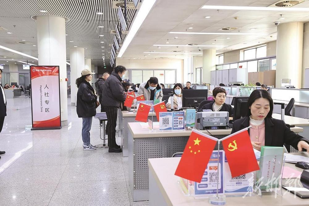 群众受理业务或解惑答疑,一面面鲜艳的五星红旗和党旗整齐地摆在工作