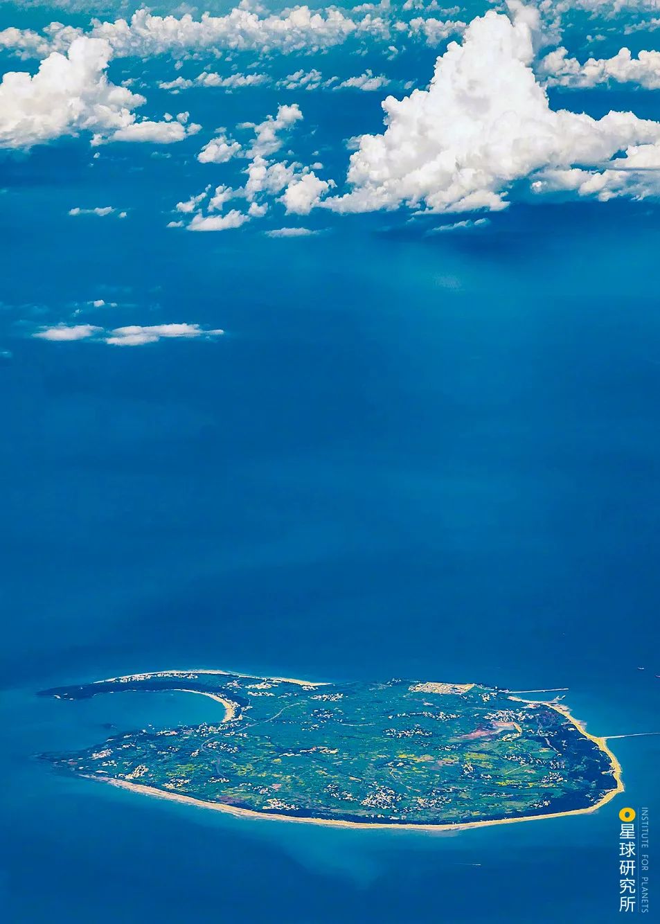 涠洲岛镶嵌在一望无垠的大海中,摄影师@陈肖