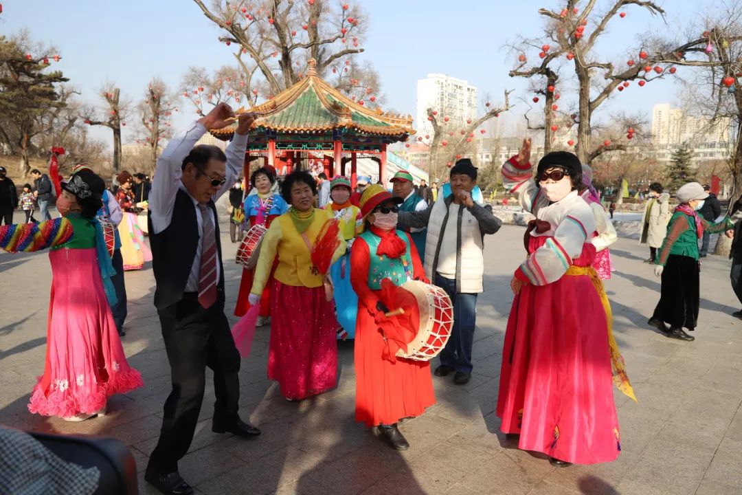 公园内朝鲜族阿姨爷叔纵情舞蹈在延吉,大学城商场,一座早市,一座公园