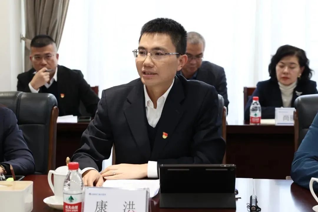 格力集团官网显示,康洪担任格力集团党委书记,董事长一职.