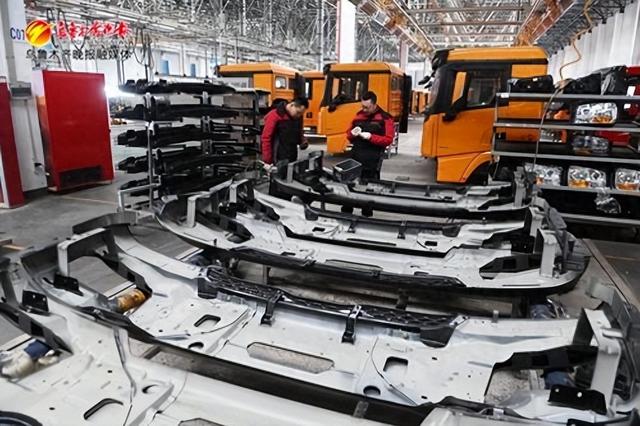 2月19日,在陕汽新疆汽车有限公司的总装车间,工人正在流水线组装