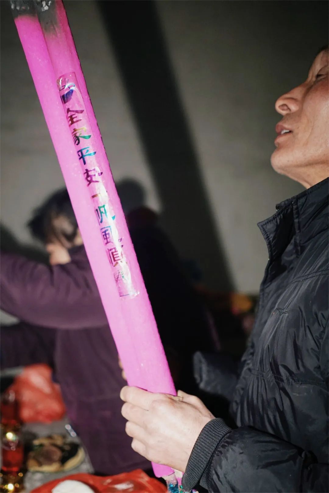 后来干爹给她做完了一系列法事,响了铃铛,甩了卦象,女人的表情明显