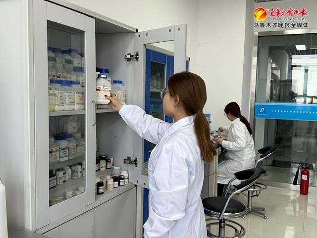 　　2月19日，在新疆德安环保科技股份有限公司，研发人员正在做研发实验。记者王丽丽摄