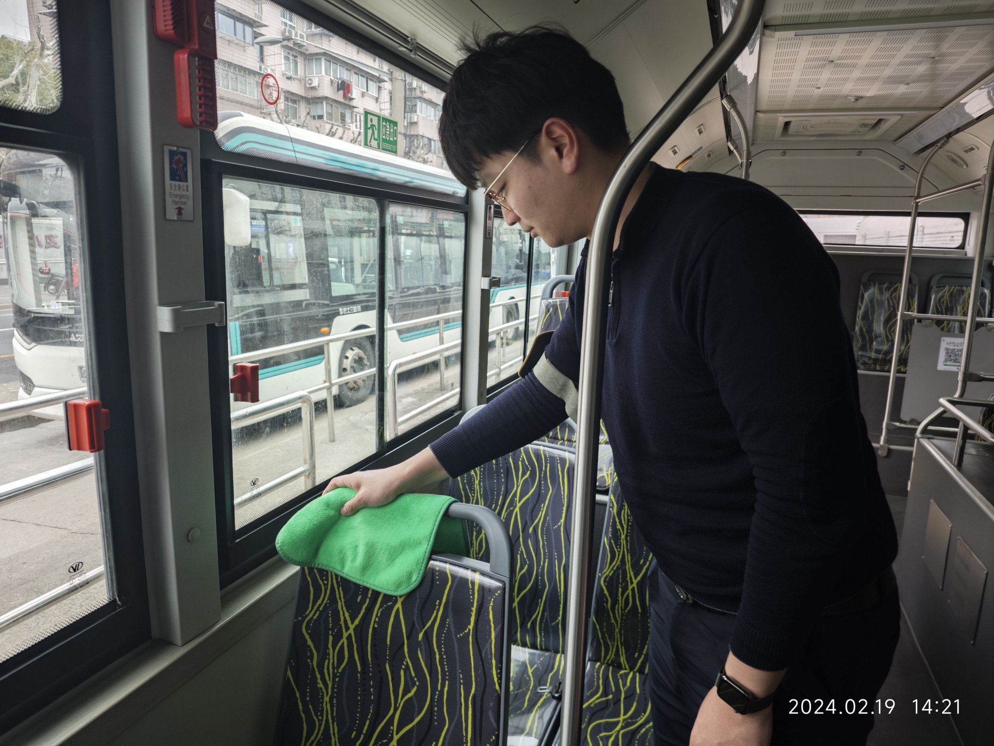 神智不清老人排便在公交车上,驾驶员清理救助后没来得及用餐再次投运