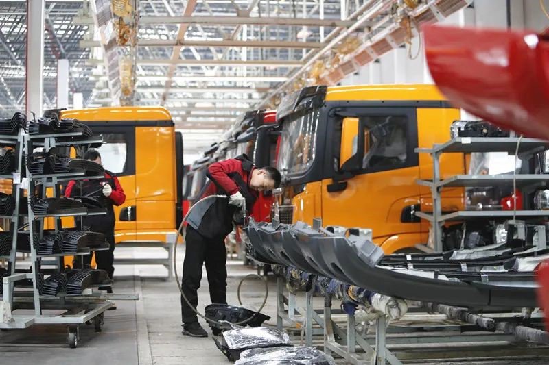 新疆汽车有限公司120余名一线员工已经投入到新春开年的生产热潮中