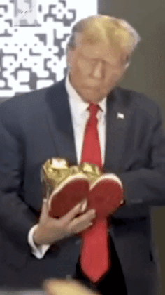 （川普炫耀他的金鞋）